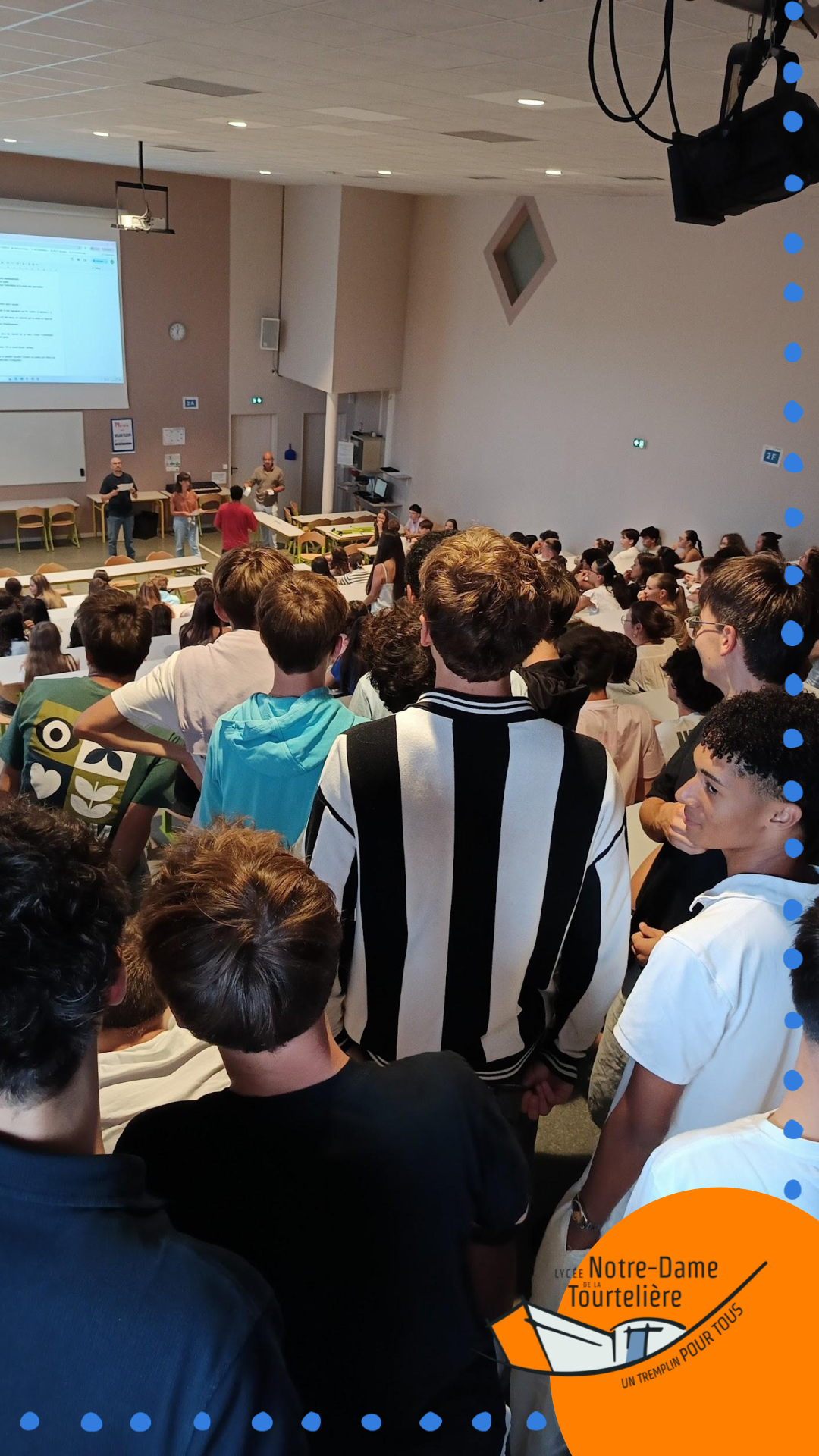 Nos lycéens dans l'amphi dans l'attente de recevoir leur filleul.