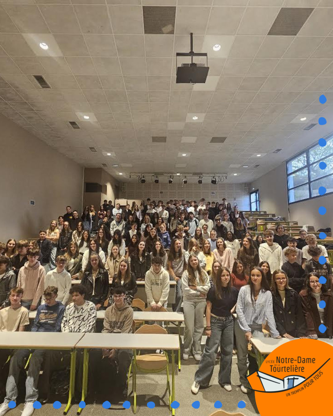 Photo de groupe prise dans un amphithéâtre du Lycée Notre-Dame de la Tourtelière, vraisemblablement lors de la rentrée des secondes.
