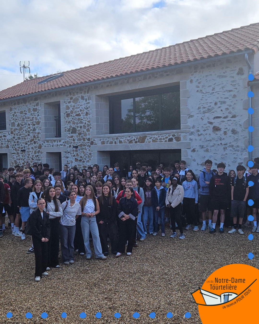 Groupe de lycéens et lycéennes du Lycée Notre-Dame de la Tourtière posant devant un bâtiment en pierre et pierre de taille. Le logo de l'établissement, accompagné du slogan « Un tremplin pour tous », est visible en bas à droite de l'image.