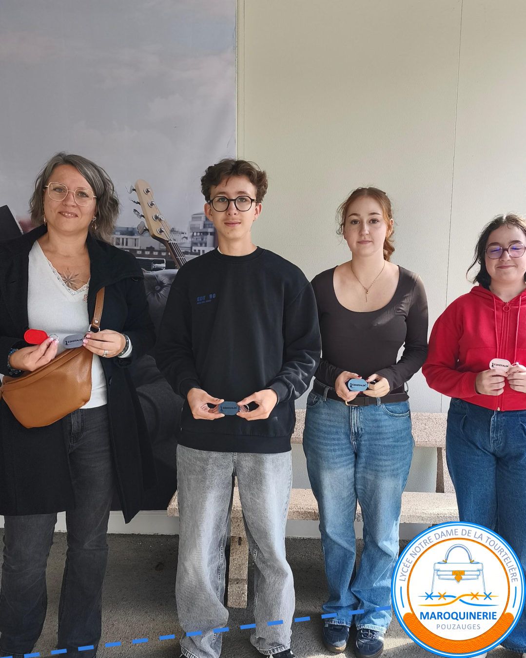 Nos élèves présentant les portes clés réalisés pour l'association Esmeralda