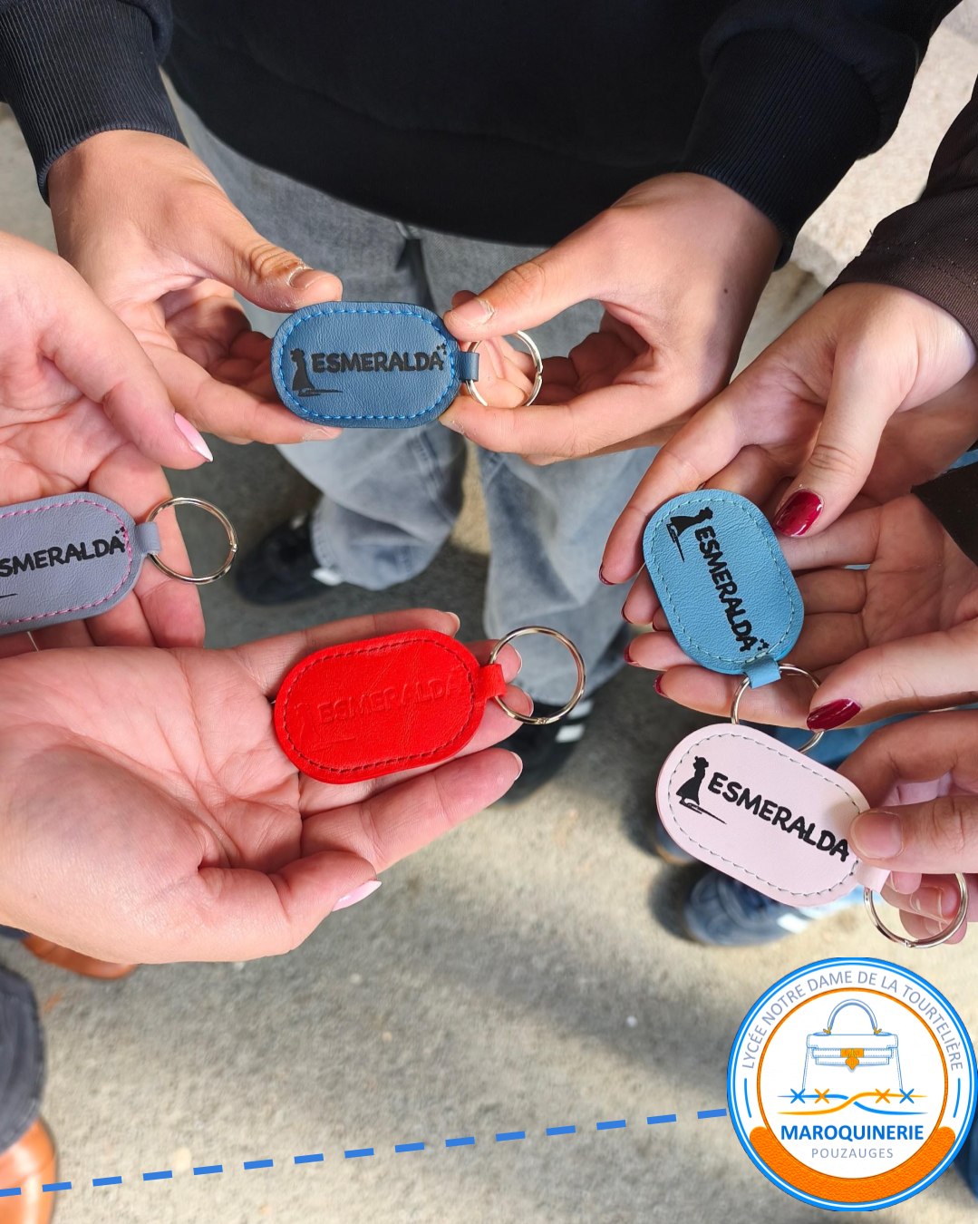 Nos élèves présentant les portes clés réalisés pour l'association Esmeralda.