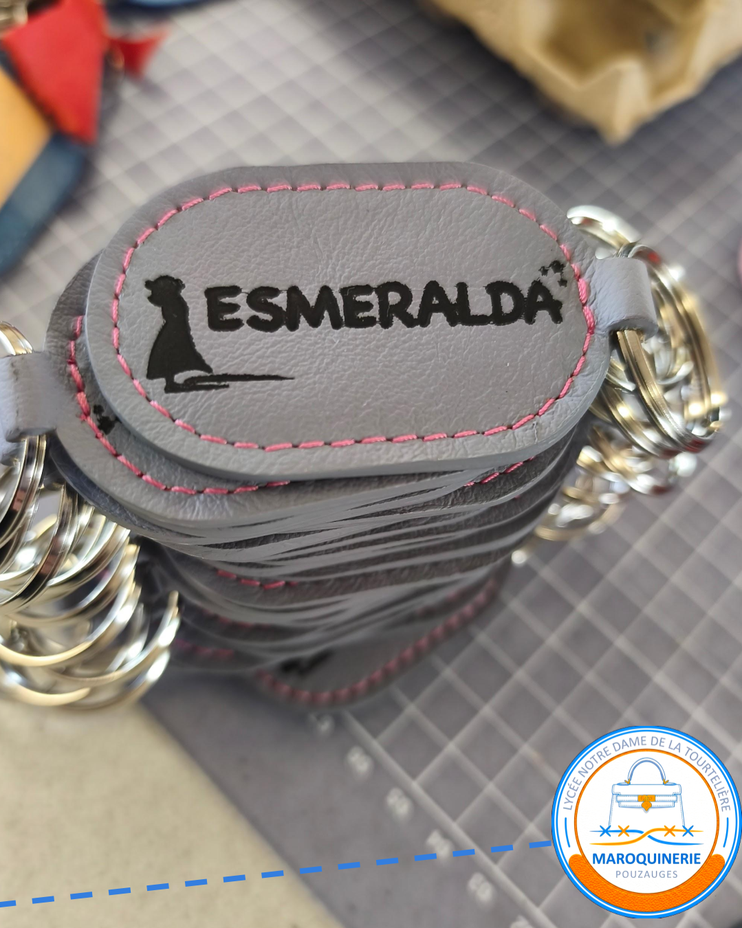 Nos élèves présentant les portes clés réalisés pour l'association Esmeralda