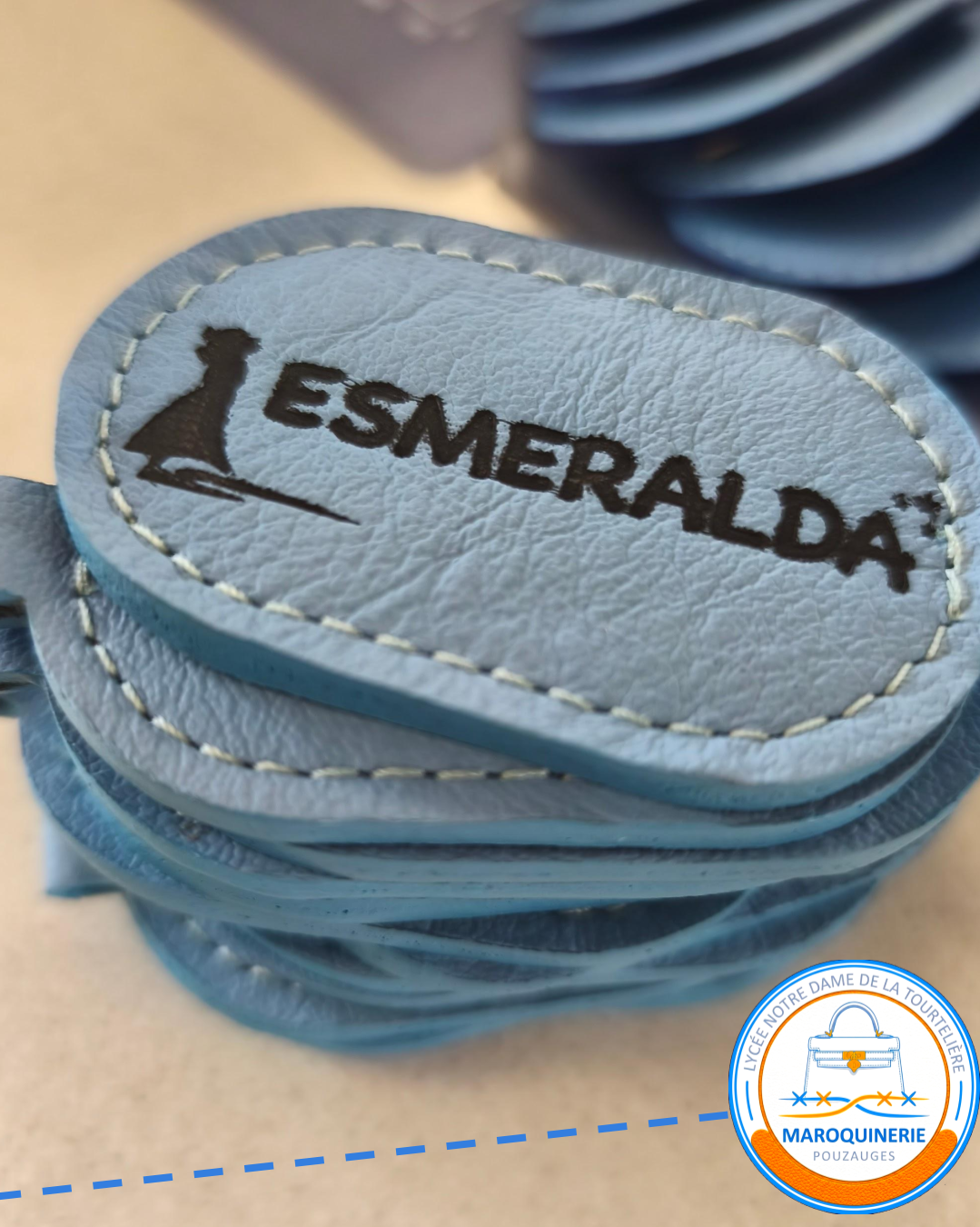 Nos élèves présentant les portes clés réalisés pour l'association Esmeralda